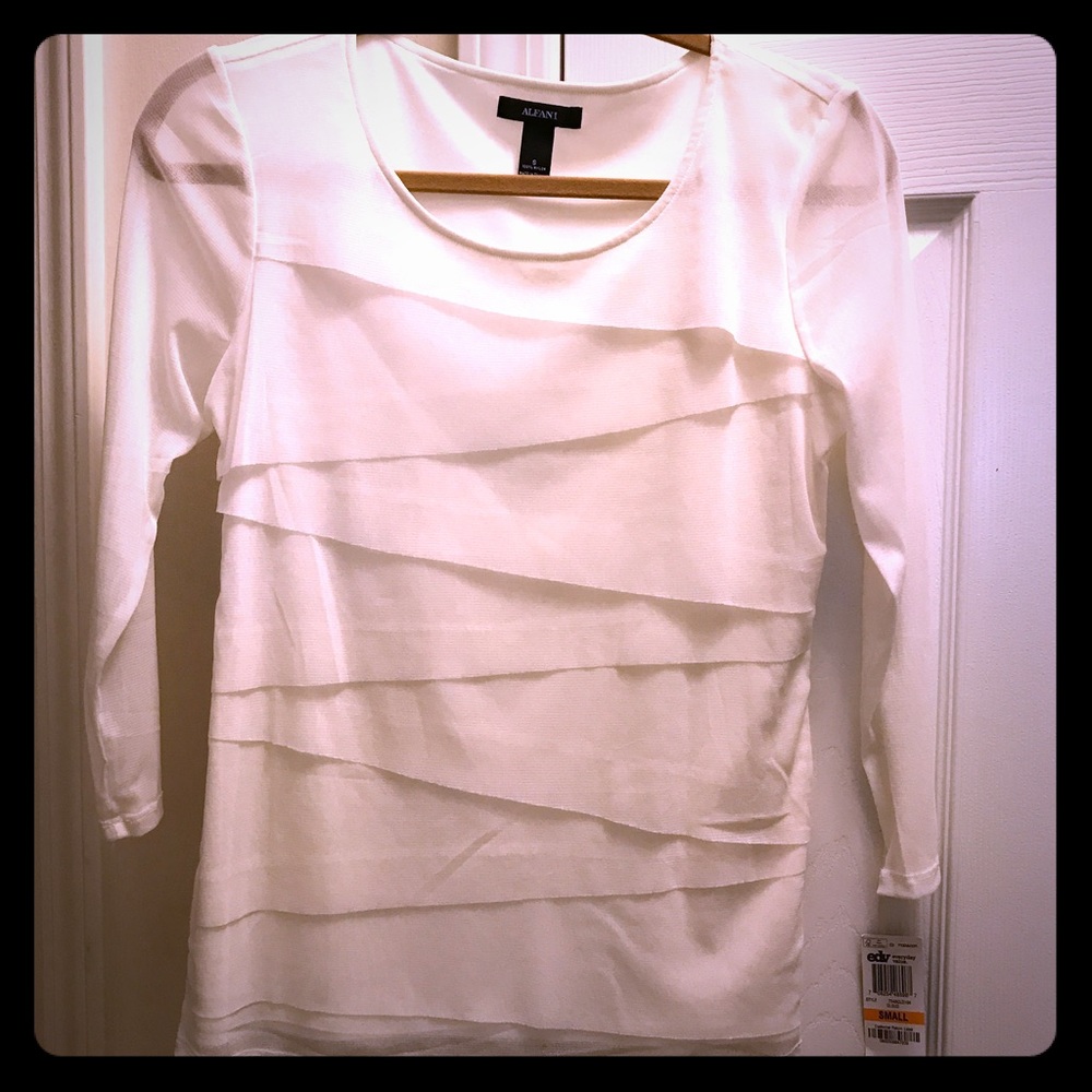 *Brand New Alfani Top*