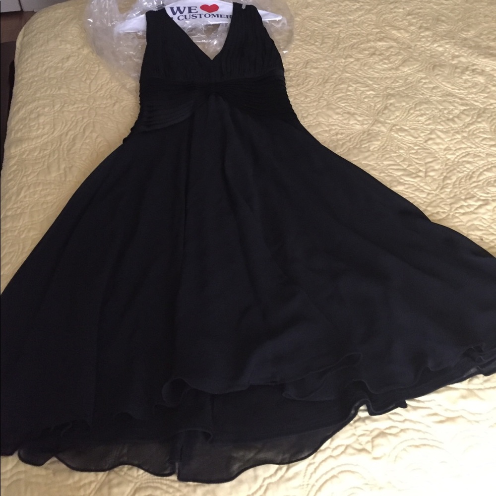 Beautiful V-neck halter cocktail dress by Luxe.