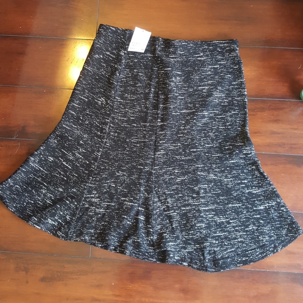 Black and White flirty H&M Skirt, size M