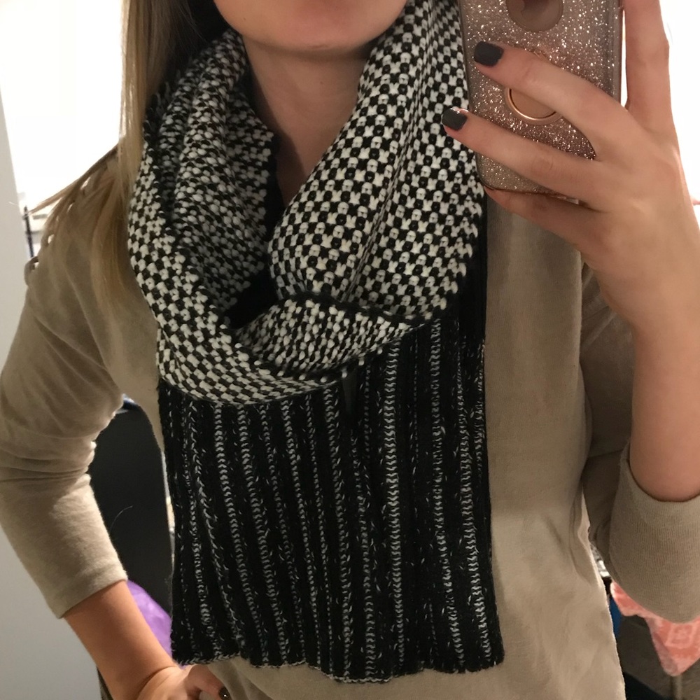NWOT Beautiful Banana Republic Scarf!!