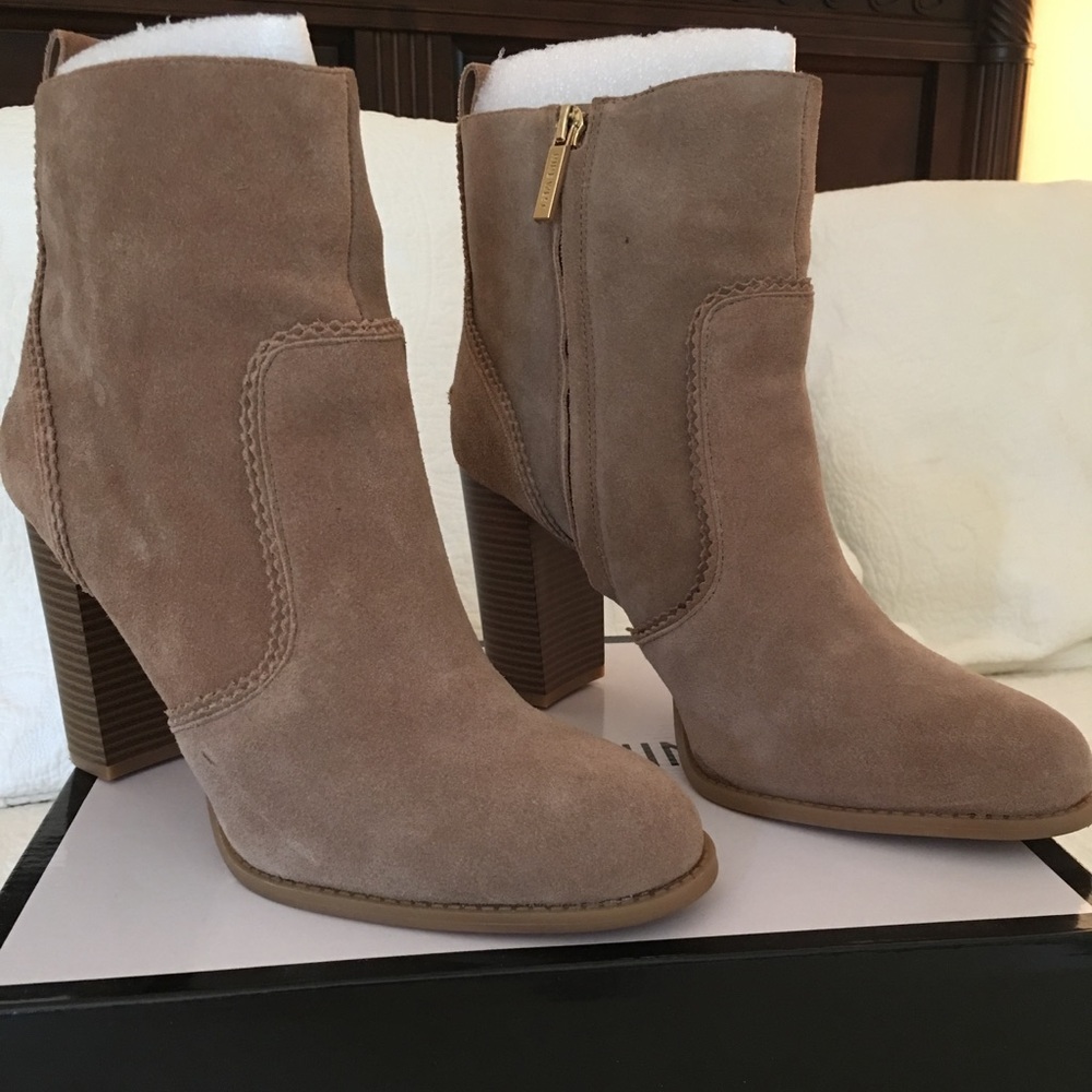 Nine West Quicksand Booties Size 10