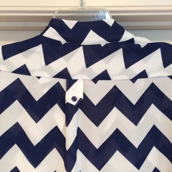 Lightweight sheer blouse - Picture 2 of 5