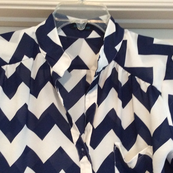 Lightweight sheer blouse - Picture 3 of 5