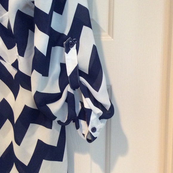 Lightweight sheer blouse - Picture 4 of 5