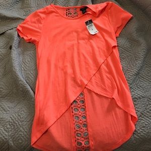 Rue hi-low crop style shirt! Runs like small👻👻