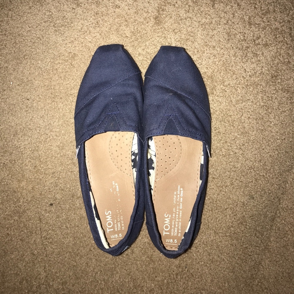 Navy toms