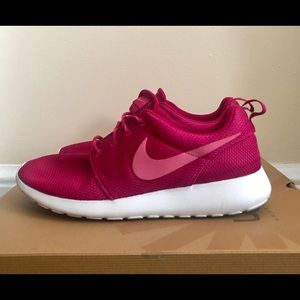 Nike Roshe Run in Hot Pink