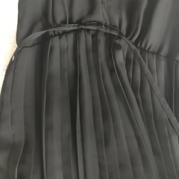 Black pleated h &m dress size 2 - Picture 3 of 4