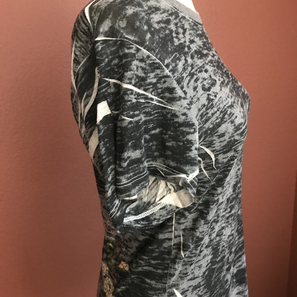 BIJA Gray Graphic T-Shirt Short Sleeve - Picture 7 of 8