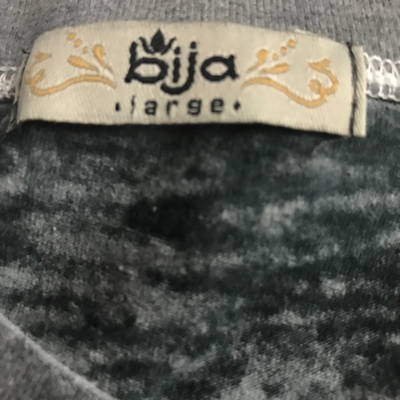 BIJA Gray Graphic T-Shirt Short Sleeve - Picture 8 of 8