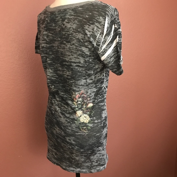 BIJA Gray Graphic T-Shirt Short Sleeve - Picture 6 of 8