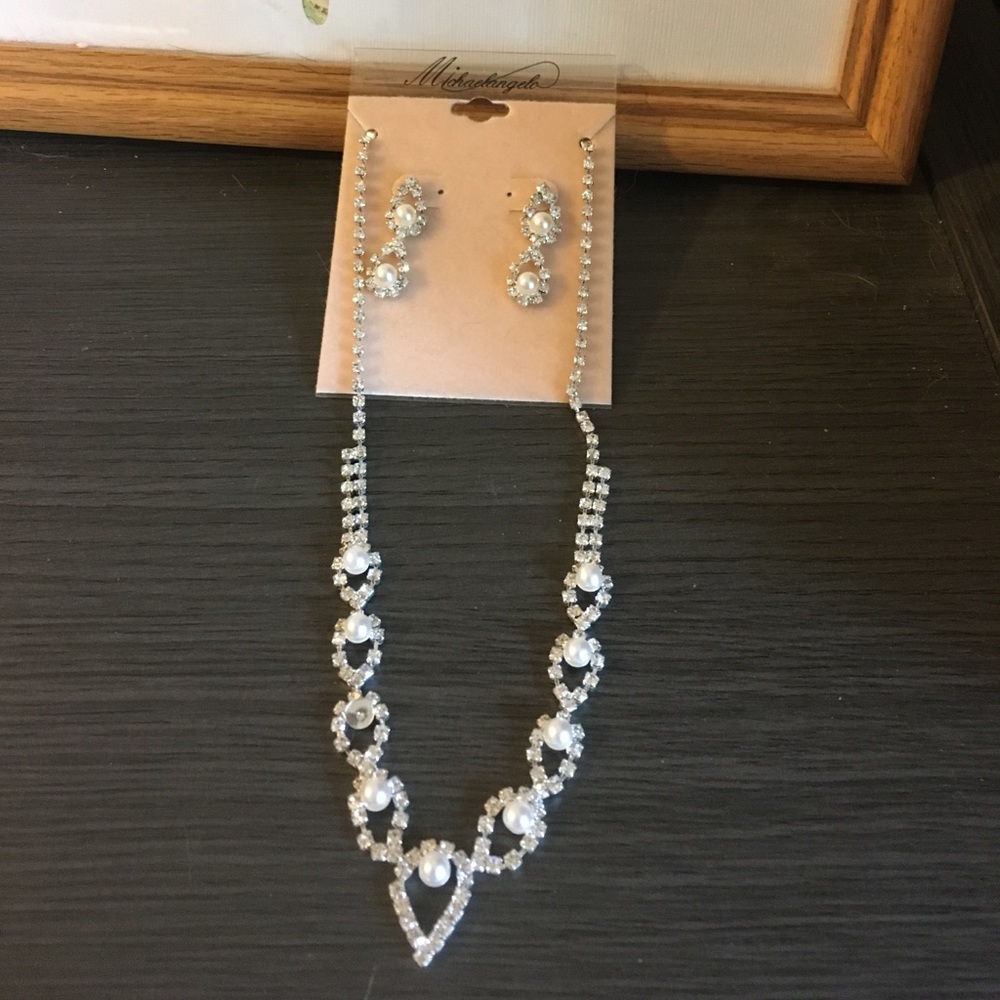 Beautiful pearl and rhinestone wedding jewelry
