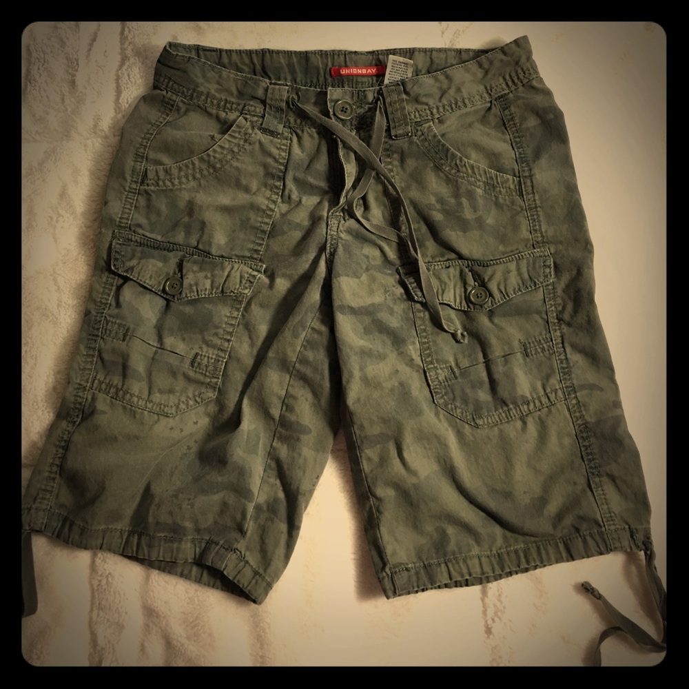 Camo knee length size 5 shorts (juniors)
