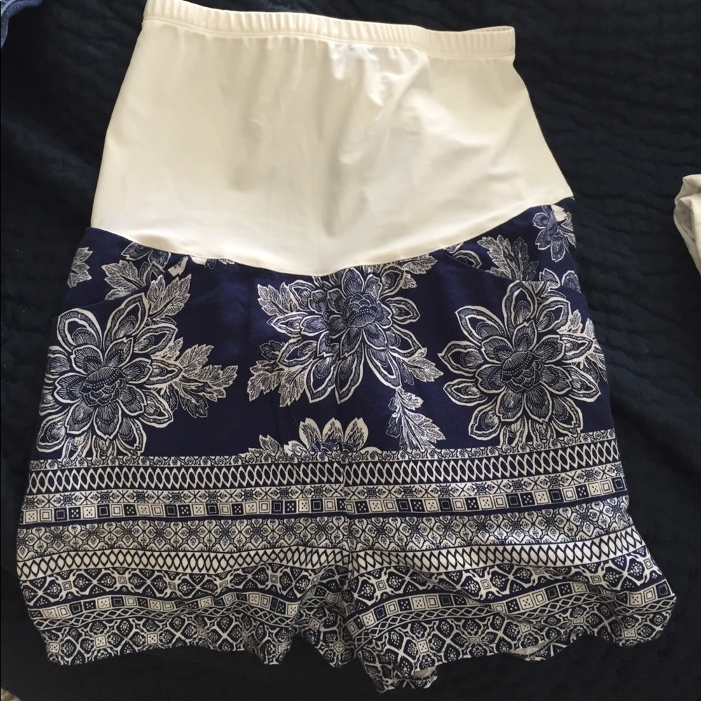 Maternity shorts - size small