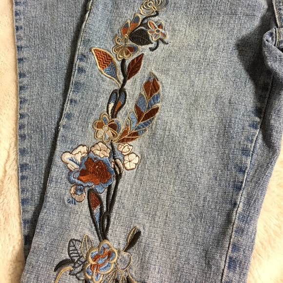 Embroidered jeans size 5/6 juniors - Picture 3 of 5