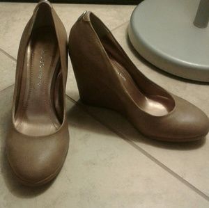 Tan BCBGeneration size 6 high heel platform shoes