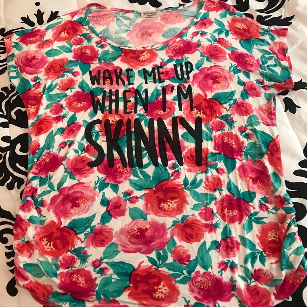 Fun print maternity shirt! 🌺