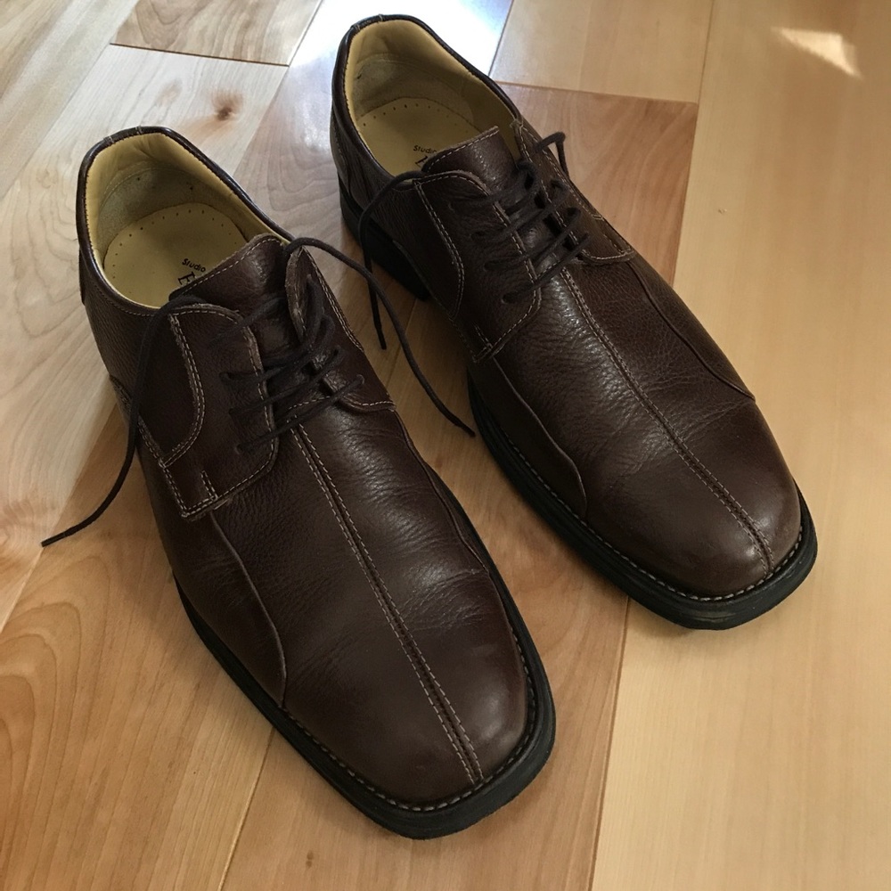 Men's  brown leather casual Oxford shoes.