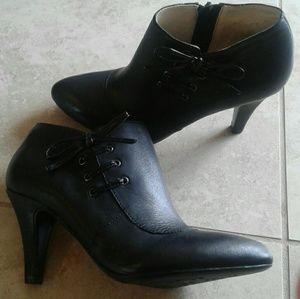 Naturalizer black leather heel bootie size 4.5