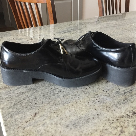 Women's Oxford Style Shoes - Picture 3 of 4