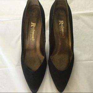 Just perfect plain black pumps out of black silk.