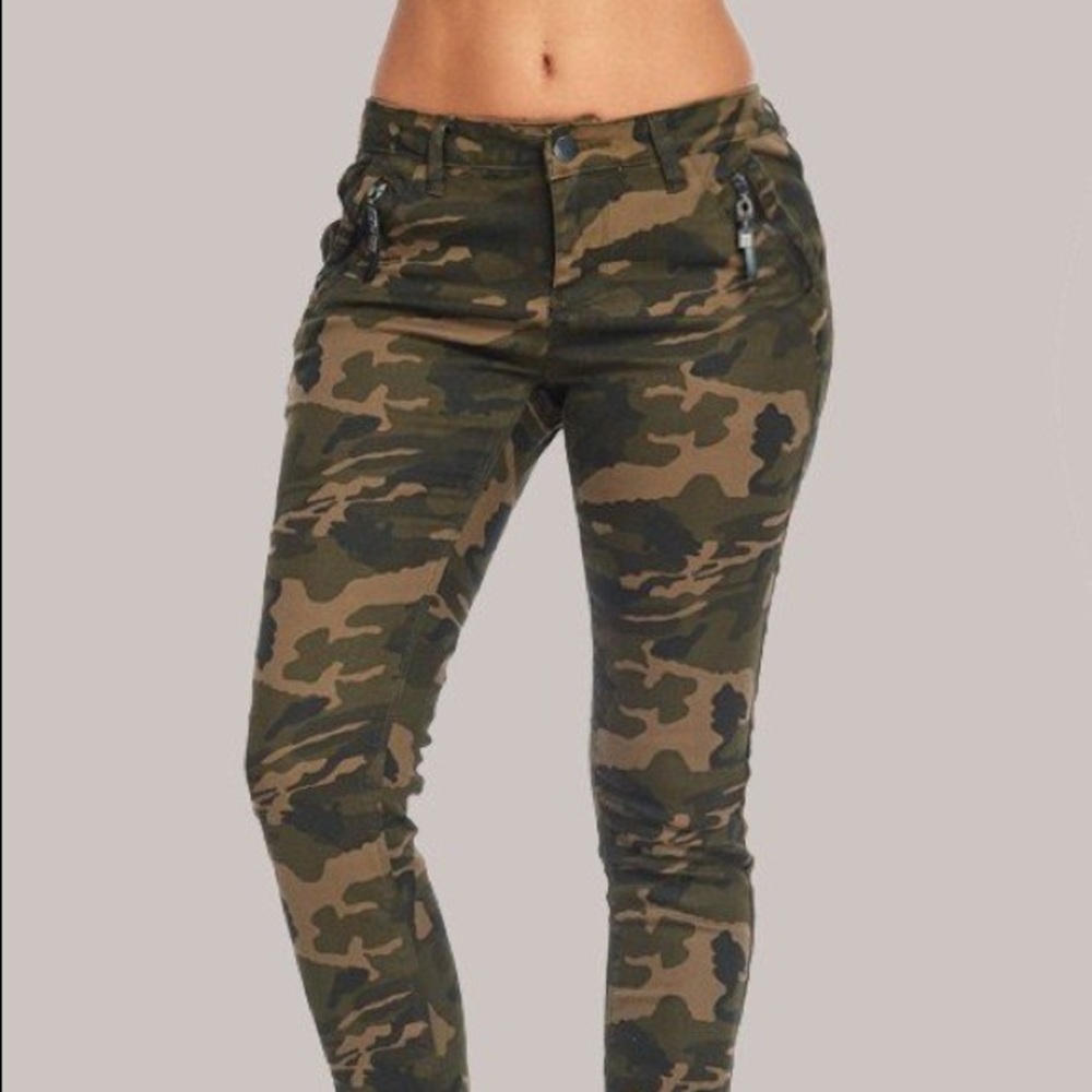 Washed Camo pants with zipper detail