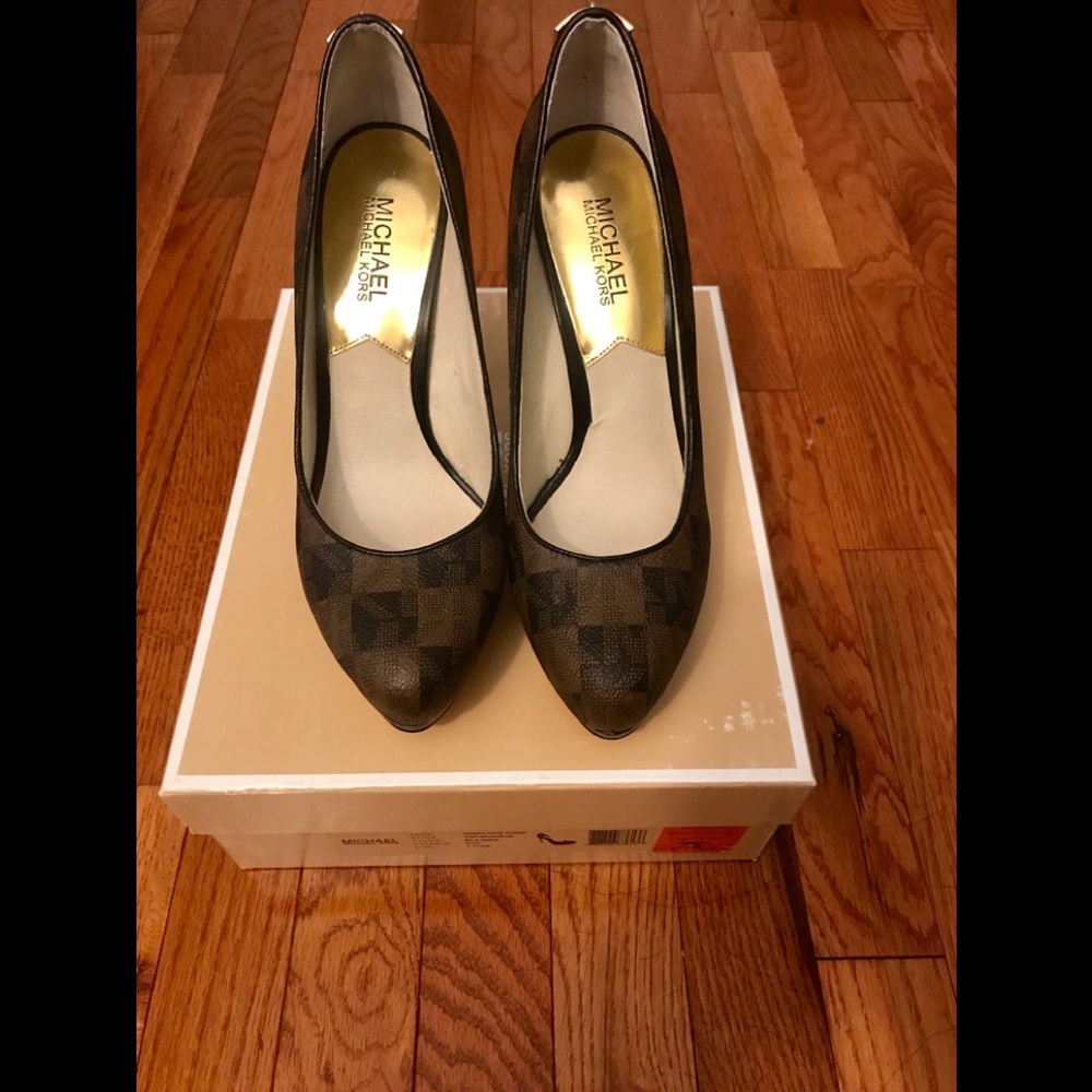 Micheal Kors Hamilton Pump