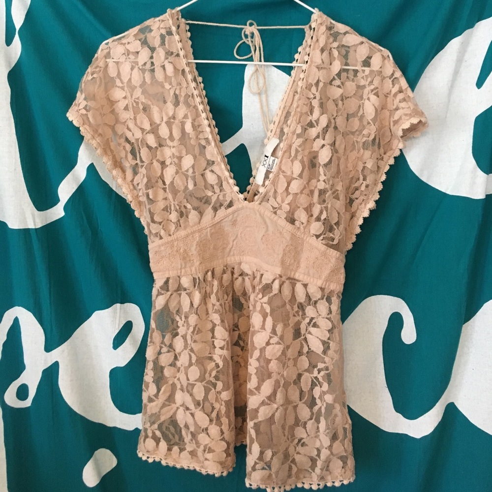 FLASH SALE Forever 21 lace peplum top ties in back