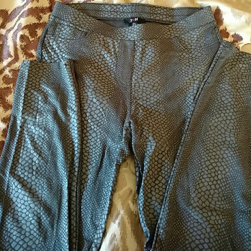 Grey printed jeggings. Smooth and fun! Size 10