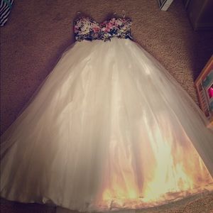 Beautiful strapless prom dress.