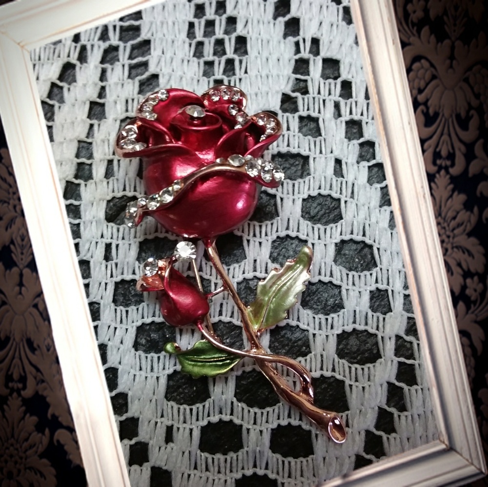Rose flower rhinestone brooch