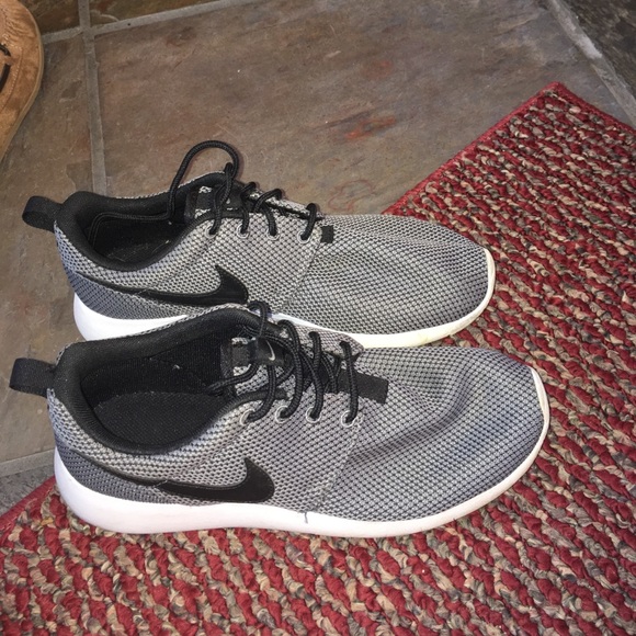 Nike Shoes - Nike Roshes