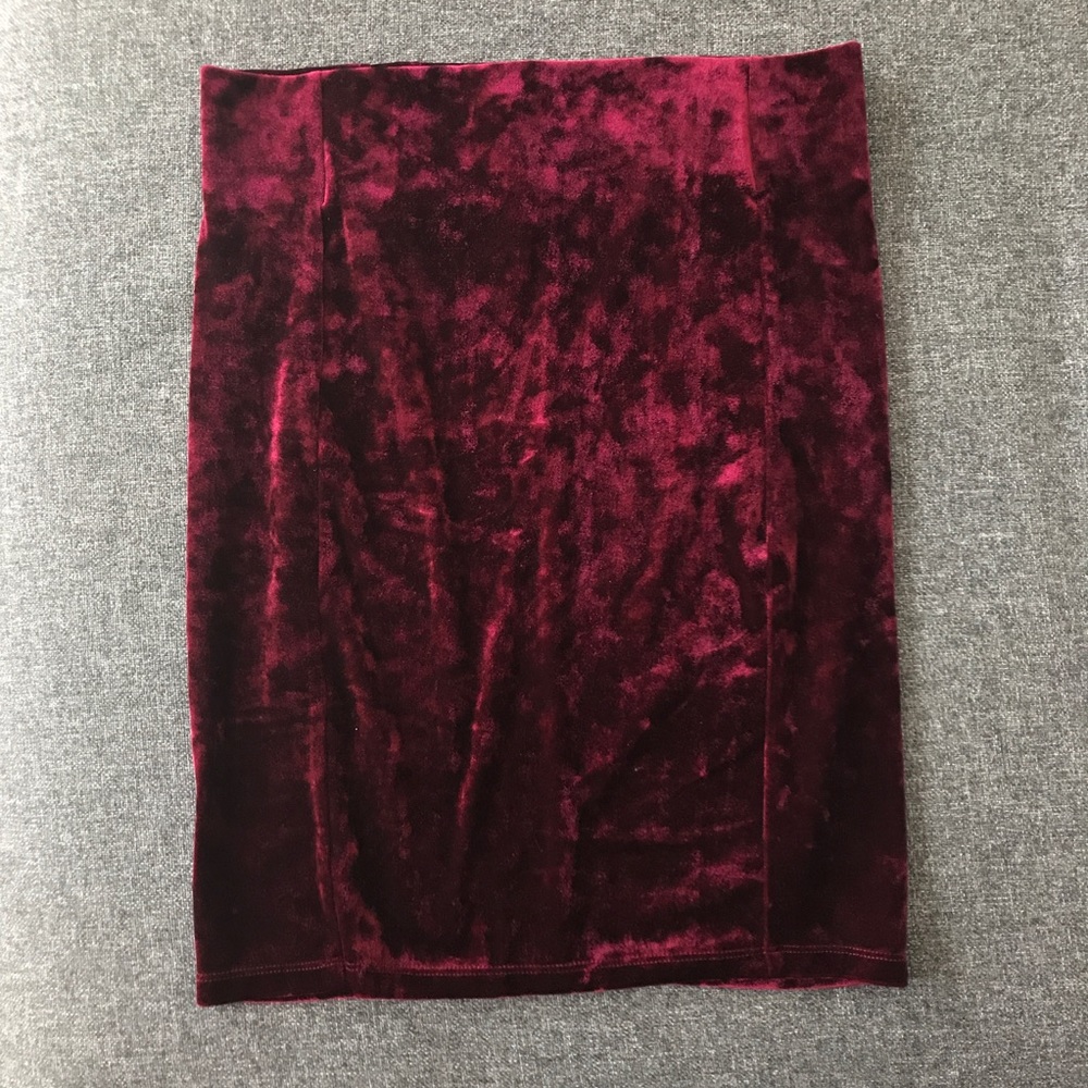 Maroon Velvet Body con Skirt Forever 21