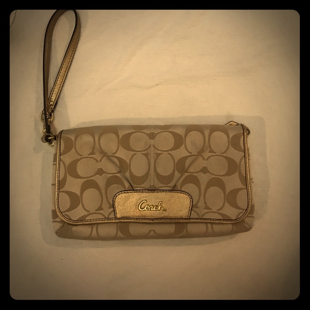 Coach Gold and Cream Wristlet 👜👜⭐️⭐️
