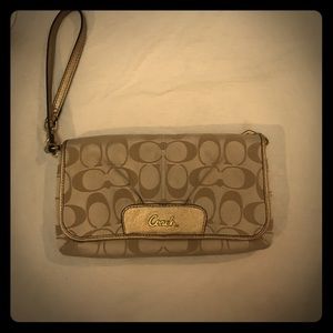Coach Gold and Cream Wristlet 👜👜⭐️⭐️