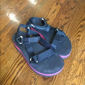 teva sandals size 7