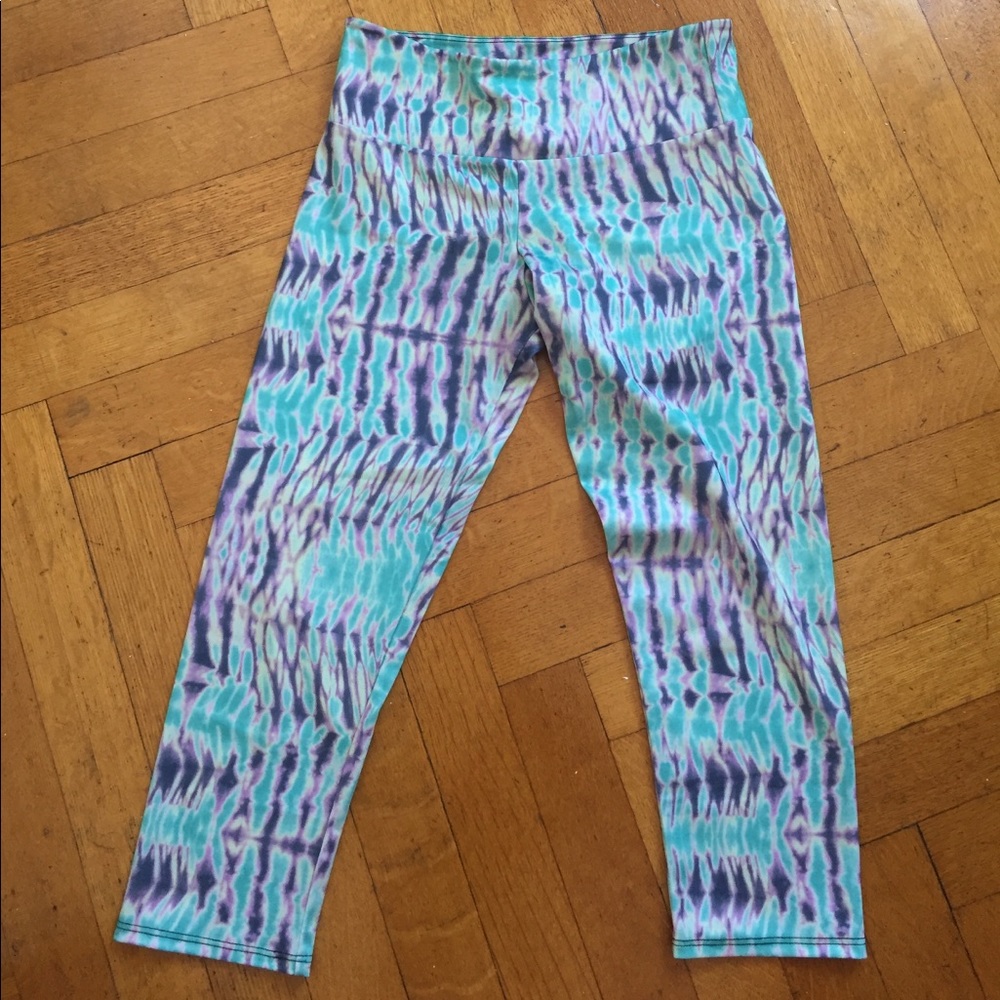 Like new, colorful, Onzie capri length leggings!