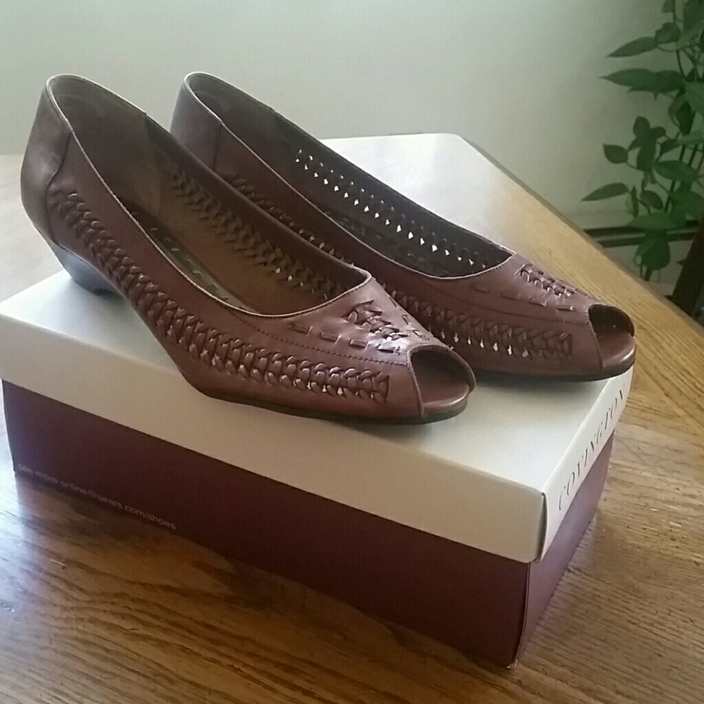 NWT Covington Low Wedge