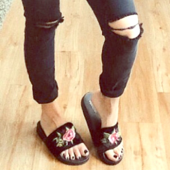 Shoes - 🌷HP🌷Cute Embroidered Floral Slide Sandals