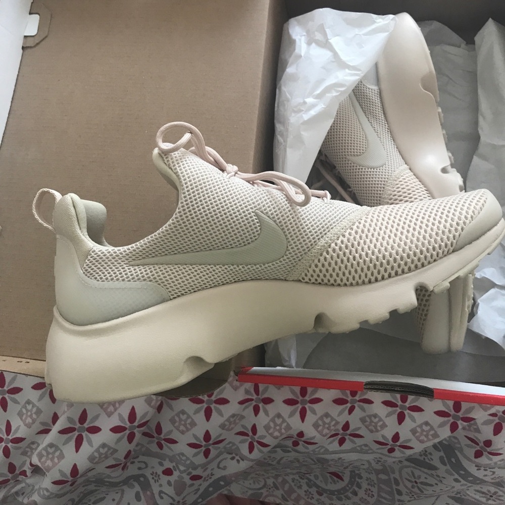 Woman's Nike Presto Fly size 8