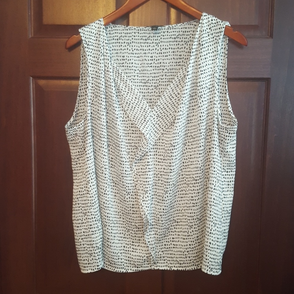 Ann Taylor Black and White Sleeveless V Neck