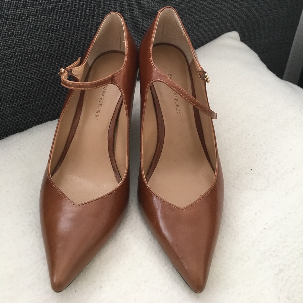 Banana Republic brown leather pumps