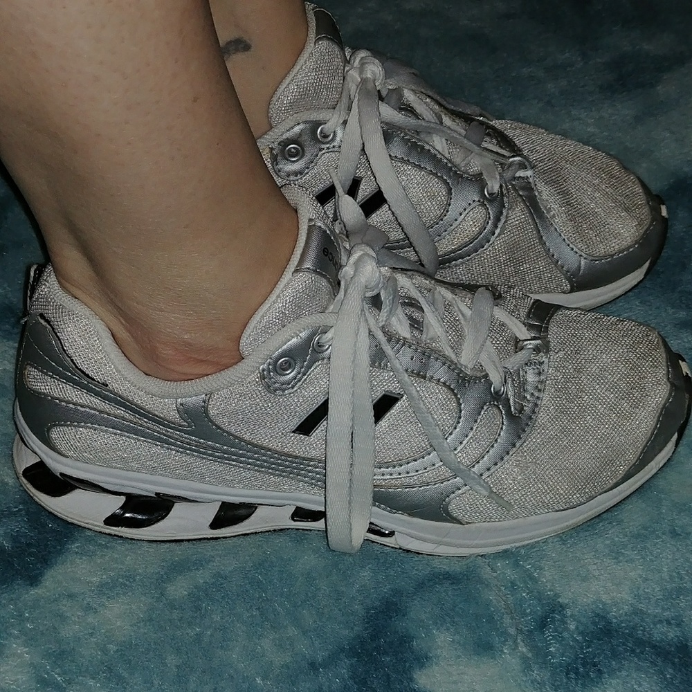 New Balance tennis shoes