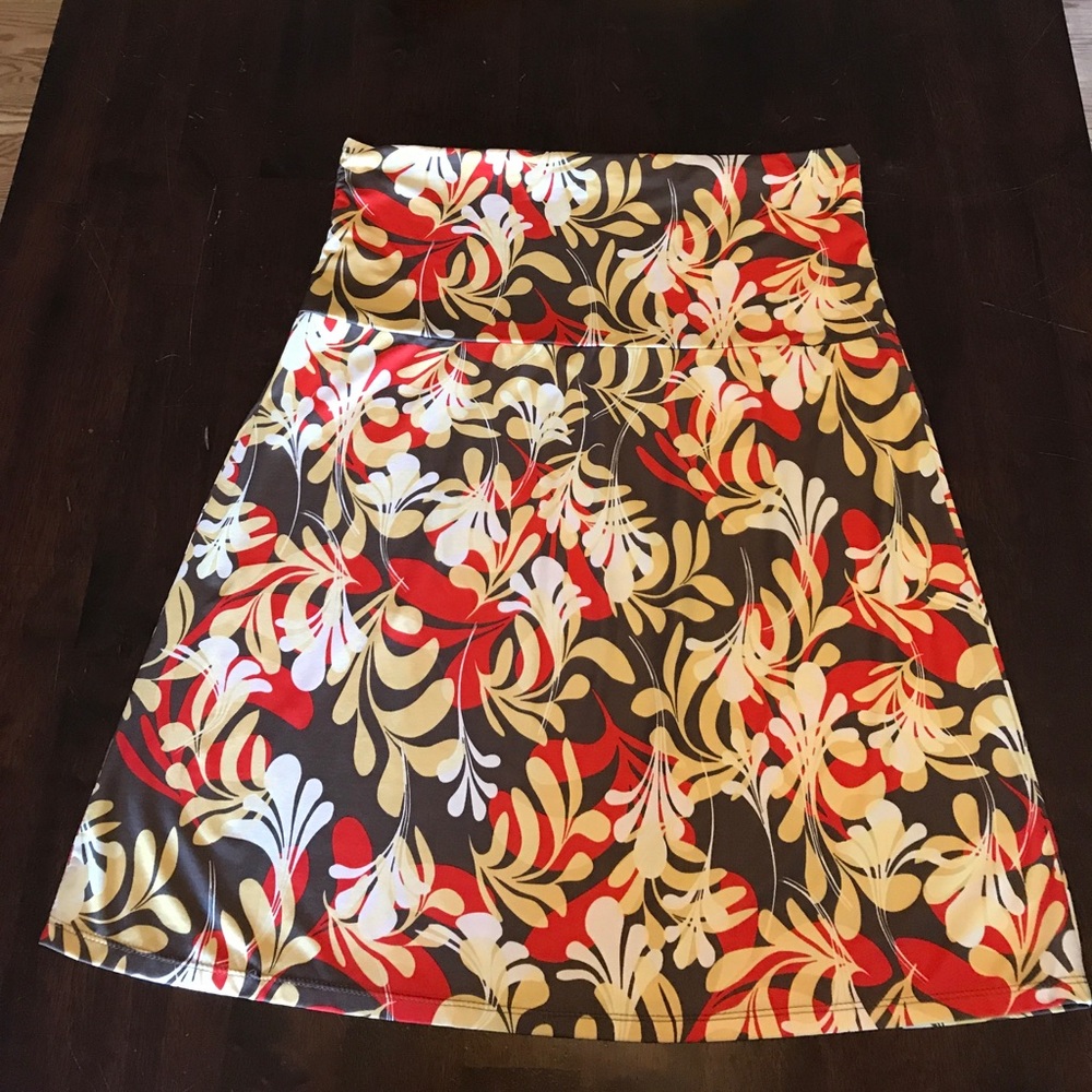 Patterned skirt, size L