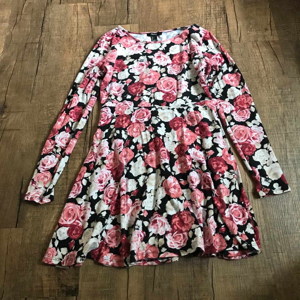 Long sleeve dress, small hole under boob area