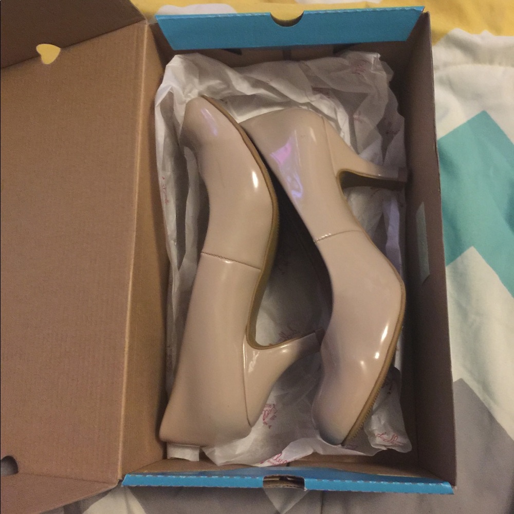 nude high heels!! 😍❤️ worn once!!