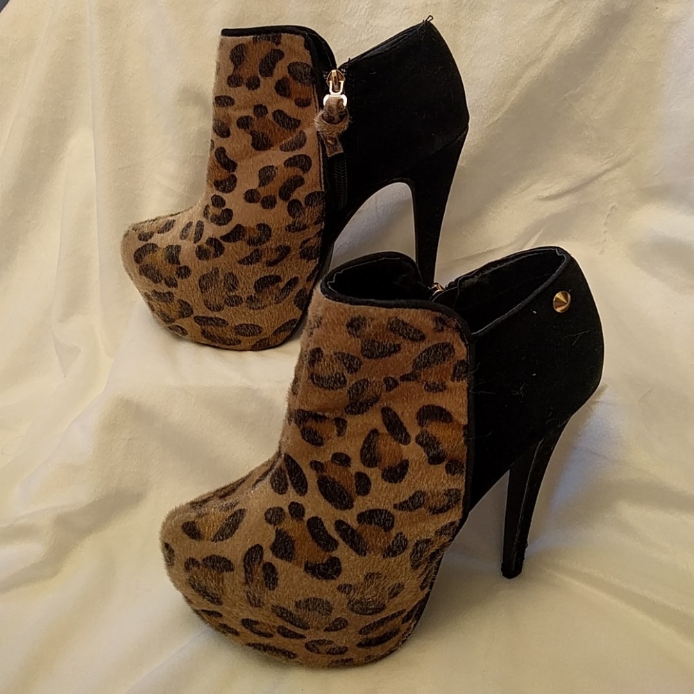 Suede Leopard print ankle booties!