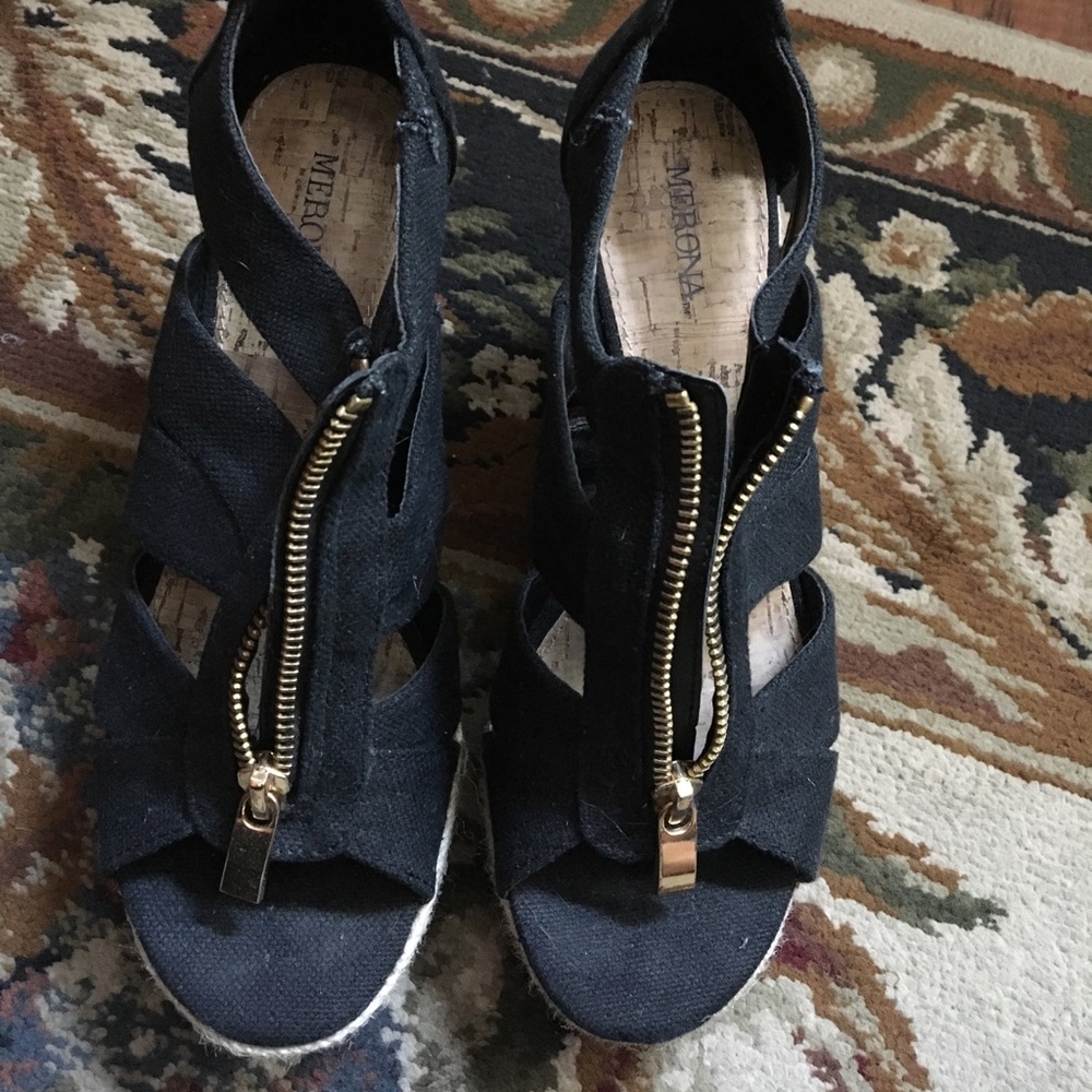 Gold zipper wedges.