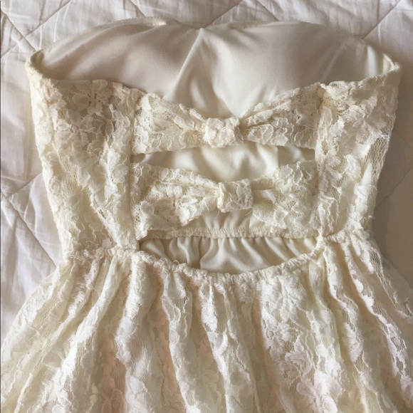 White strapless lace dress w/ bow back - Picture 5 of 6