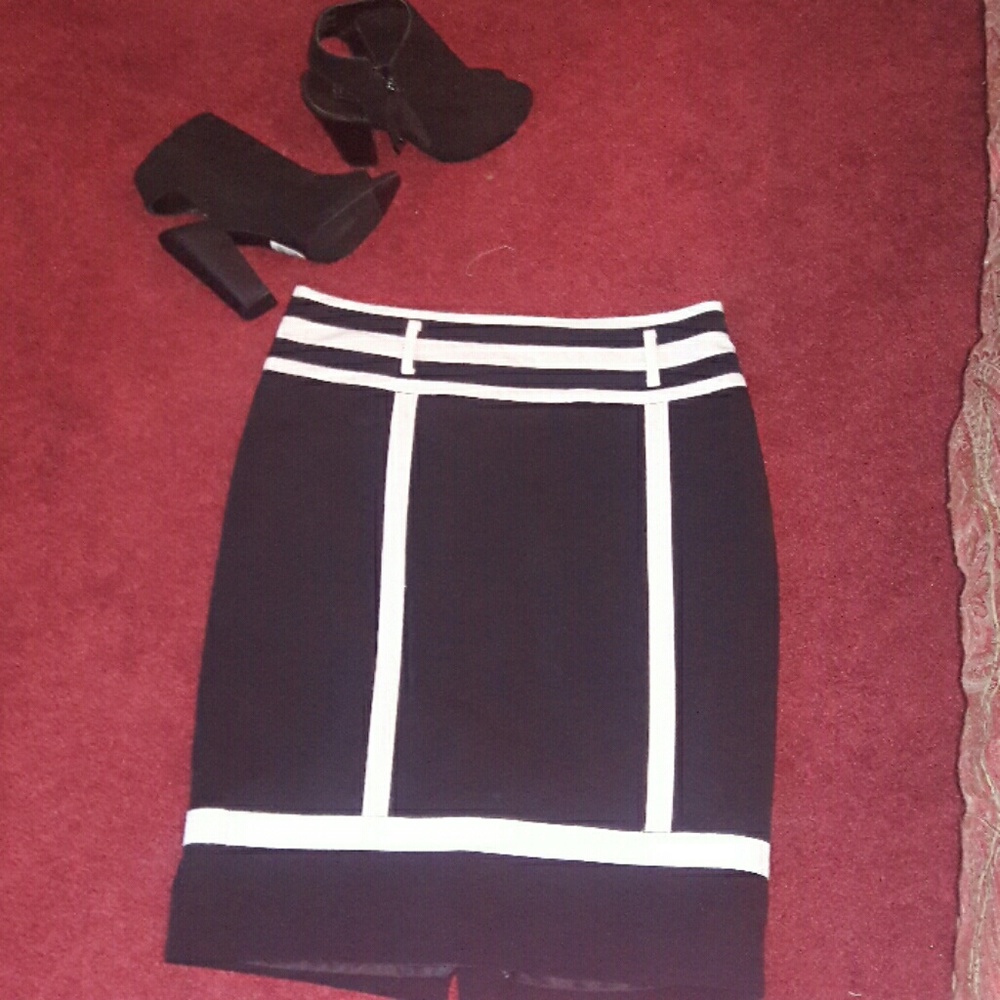 👀Check out this beautiful black n white skirt